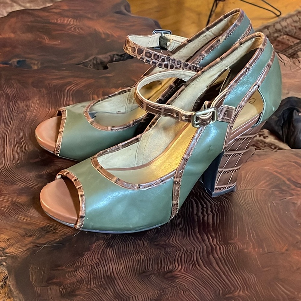 Seychelles peep toe heels